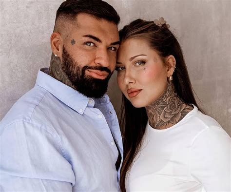 Deynn i Daniel Majewski w dniu swojego pierwszego ślubu w dresach i kominiarkach