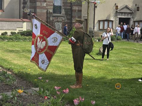 Dwubarwna kamienna elewacja kościoła opactwa cystersów w Wąchocku, ułożona w poziome pasy