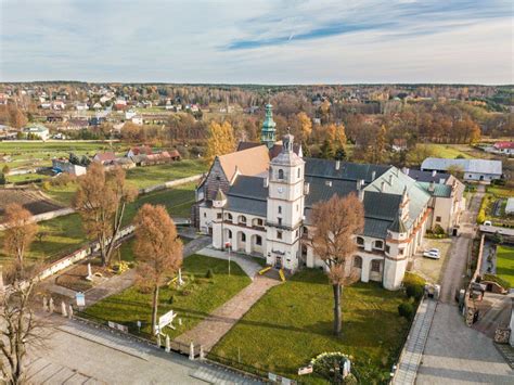 Widok na klasztor cystersów w Wąchocku z dziedzińcem i krużgankami