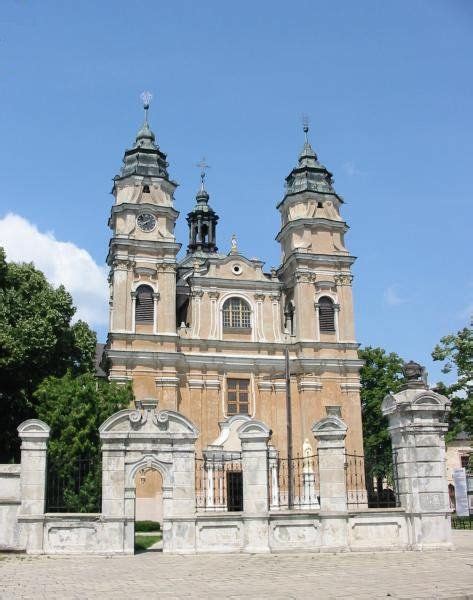 ogrody paulińskiej parafii św. Ludwika we Włodawie z widocznymi stoiskami jarmarkowymi