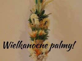 zdjęcie stoiska z ręcznie wykonanymi palmami wielkanocnymi