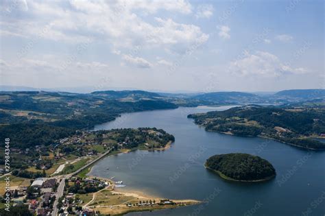 Malowniczy widok na Jezioro Rożnowskie z pomostem