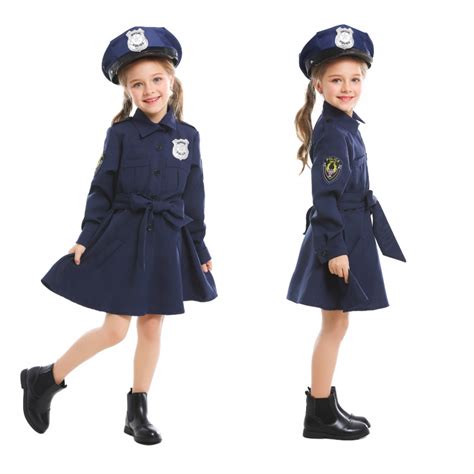 dziewczynka przebrana za policjantkę