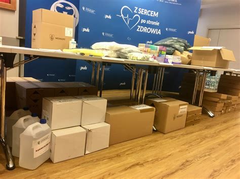 Zdjęcie paczek żywnościowych przygotowanych przez Stowarzyszenie Miłosierdzia.