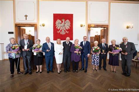 Zdjęcie z uroczystości Złotych Godów w Opalenicy, przedstawiające pary małżeńskie odbierające gratulacje.