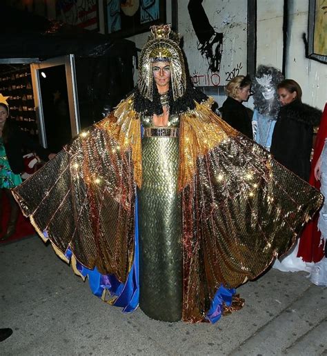 portret Heidi Klum w jednym z jej spektakularnych kostiumów halloweenowych