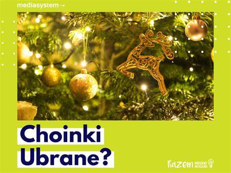 Ilustracja przedstawiająca starą choinkę ozdobioną jabłkami, orzechami i papierowymi ozdobami.