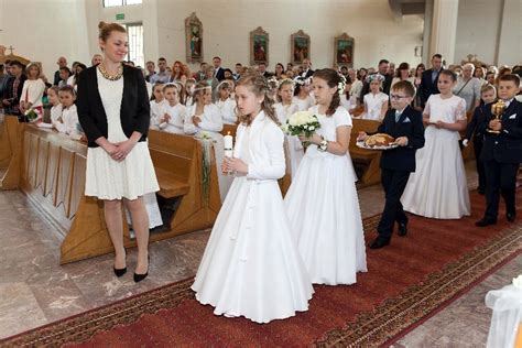 zdjęcie dzieci komunijnych w kościele podczas mszy świętej