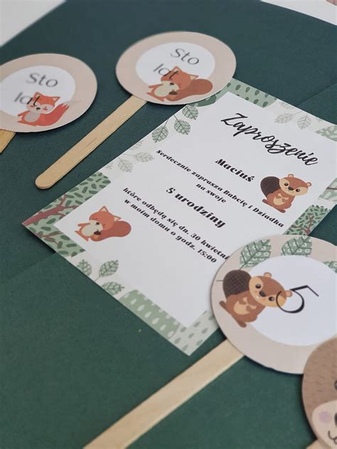 Ilustracja przedstawiająca zaproszenie z motywem leśnych zwierzątek, np. zajączka i sarenki.