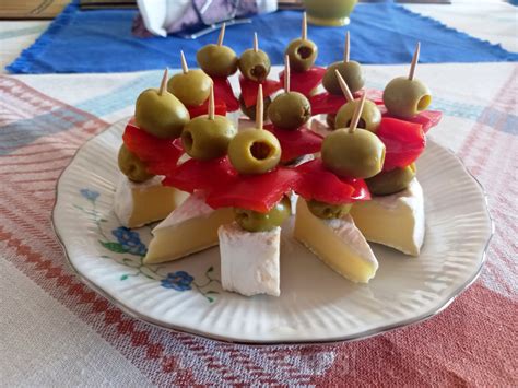 Koreczki z wędliną, serem i oliwkami