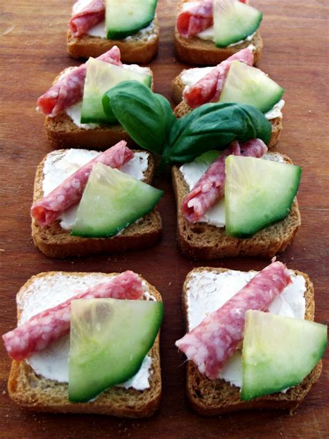 Mini kanapeczki z salami, twarogiem i oliwką
