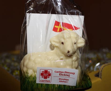 Tradycyjne wielkanocne baranki Caritas jako symbol pomocy potrzebującym