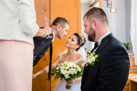 fotografia pary młodej zmartwionej liczeniem gości