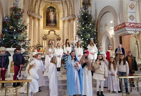 Scena jasełkowa ze szkolnym przedstawieniem o narodzeniu Jezusa