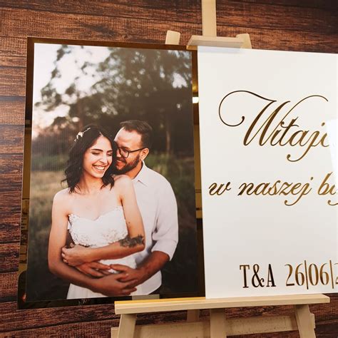 Drewniana tablica powitalna z imionami pary młodej