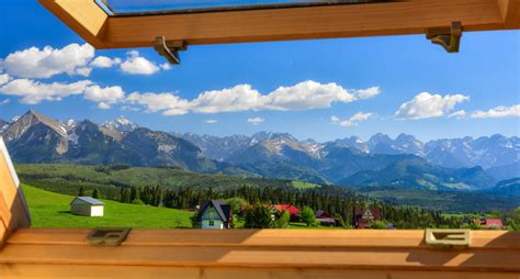 Panoramiczny widok na Tatry z okna hotelowego pokoju