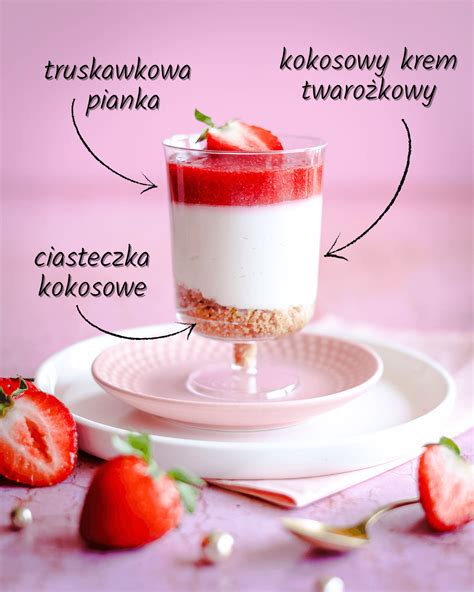 Mini deser truskawkowy z warstwami kremu i owoców w pucharku