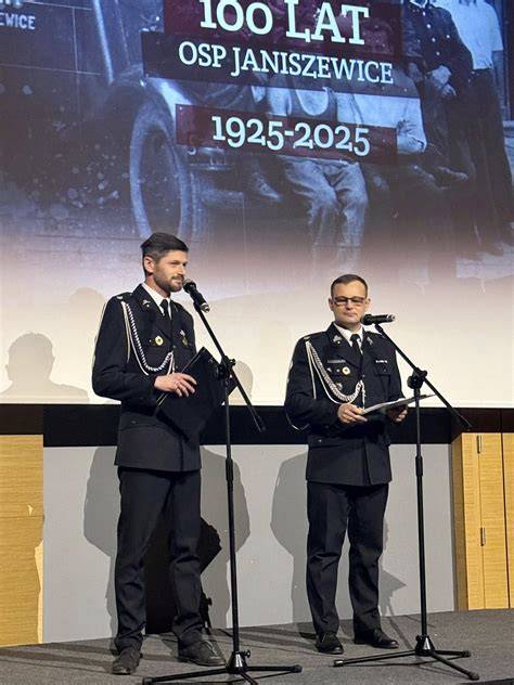 Uczestnicy uroczystego przemarszu z okazji 100-lecia OSP Dwikozach