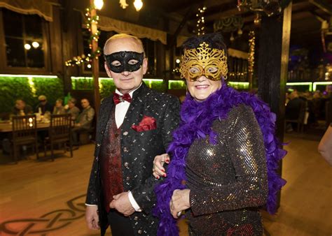 zdjęcie przedstawiające parę tańczącą na balu maskowym