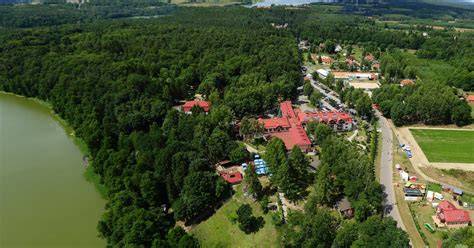 zdjęcie przedstawiające malownicze położenie Hotelu Anders nad jeziorem