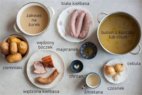 Składniki potrzebne do przygotowania żurku: zakwas, biała kiełbasa, boczek, warzywa, przyprawy.