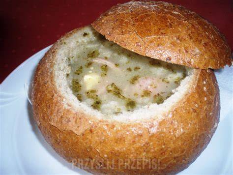 Żurek wigilijny podany w chlebie z dodatkiem jajka.