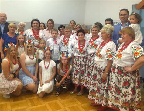 grupa dzieci i pań z Koła Gospodyń Wiejskich podczas apelu