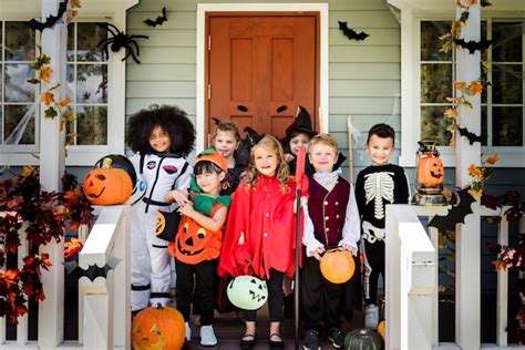 zdjęcie przedstawiające dzieci w różnorodnych kostiumach na Halloween