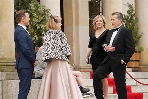 Zdjęcie przedstawiające bawiących się doktorantów na eleganckim balu