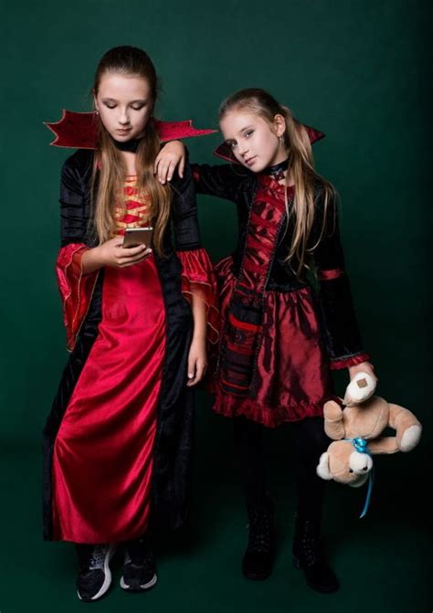 Zdjęcie przedstawiające kreatywne stroje na Halloween: Balerina i Sumo