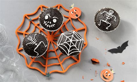 Kompilacja zdjęć pokazująca różne akcesoria na Halloween: foremki w kształcie mózgów, metalowe czaszki do drinków, naszyjniki hawajskie