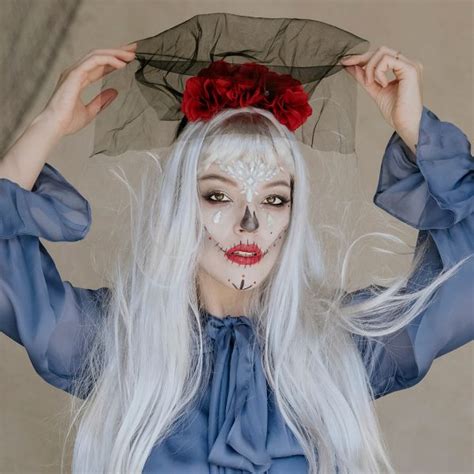 Zestawienie zdjęć pokazujące różnorodne akcesoria do strojów na Halloween: maski, kapelusze, peruki, rekwizyty