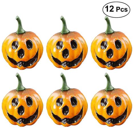 Kompilacja zdjęć z rekwizytami na Halloween: miecze, berła, różdżki, cygaretki