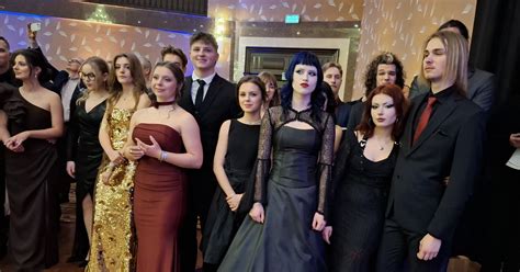 Elegancko ubrani maturzyści na studniówce