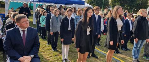 Uczniowie Gimnazjum Publicznego nr 1 w Świnoujściu podczas uroczystości nadania imienia Polskich Olimpijczyków