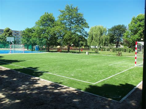 Kompleks sportowy Gimnazjum Publicznego nr 1 z boiskiem do piłki nożnej i bieżnią lekkoatletyczną