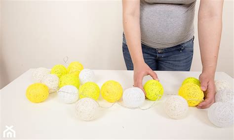 Zdjęcie przedstawiające girlandę świetlną Cotton Balls w różnorodnych aranżacjach wnętrz.