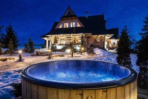 Ilustracja przedstawiająca parę relaksującą się w domku z bali z jacuzzi.