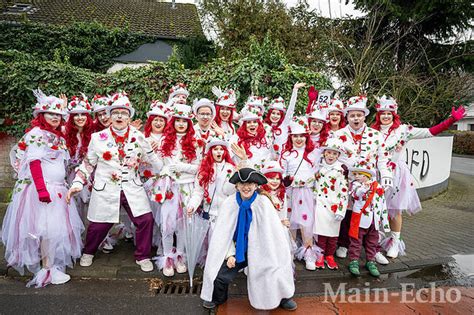zdjęcie kolorowej platformy z parady Rosenmontagszug z satyrycznymi figurami