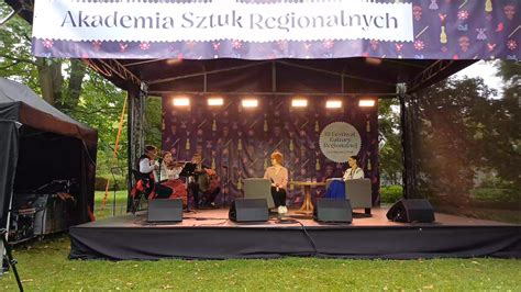 Zdjęcie polskiego zespołu muzycznego na scenie