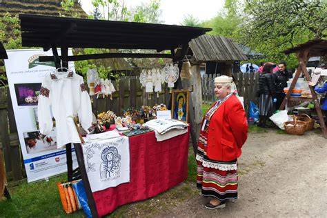 Fotografia przedstawiająca stoisko z rękodziełem podczas festynu