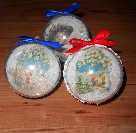Zdjęcie bombki wykonanej techniką decoupage z motywem świątecznym.