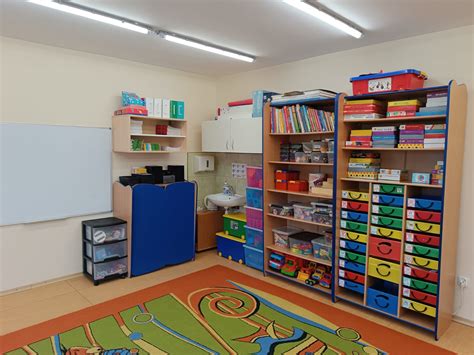 Zdjęcie sali przedszkolnej udekorowanej na święta, z choinką i świątecznymi ozdobami.