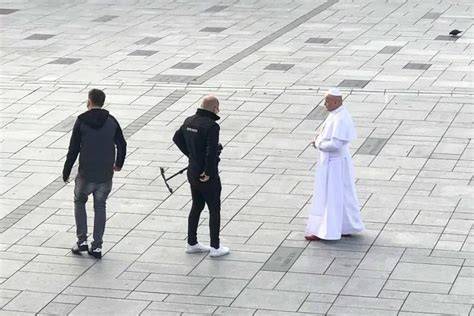 Aktor przebrany za Jana Pawła II spacerujący po rynku w Wadowicach
