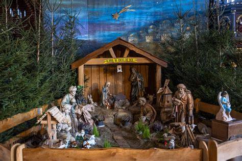 Fotografia przedstawiająca mieszkańca Mesznej pracującego nad rzeźbą do szopki.