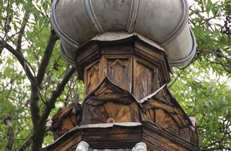 detal architektoniczny kaplicy królewskiej z herbami