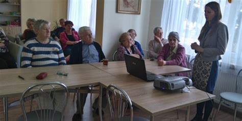 Seniorki podczas zajęć w Dziennym Domu Seniora