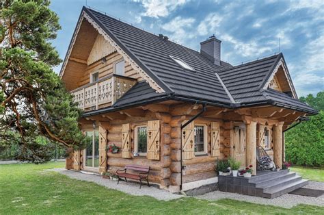 Drewniany dom z bali z charakterystycznym okapnikiem na podwalinie.