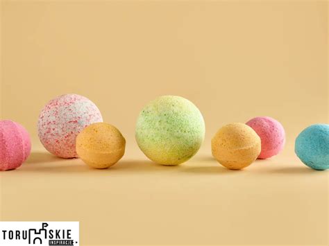 Zbliżenie na ręcznie robione kule do kąpieli z widocznymi drobinkami brokatu i naturalnymi składnikami.