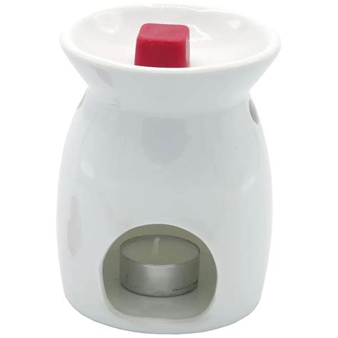 Zdjęcie ceramicznego kominka zapachowego z motywem renifera i wosku zapachowego Mistletoe Kiss.